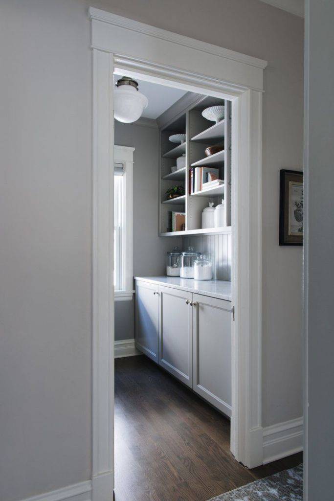 Чем заменить дверь между коридором и кухней: 5 вариантов с фото