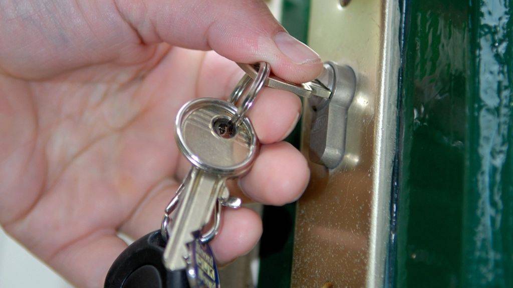 Как вытащить сломанный ключ из замка входной двери — порядок действий