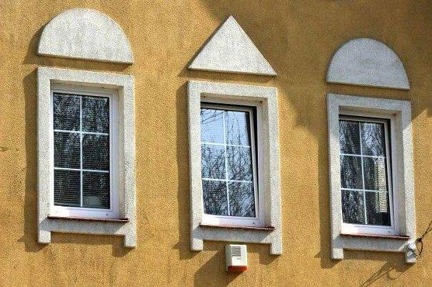 Обрамление окон на фасаде дома из полиуретана