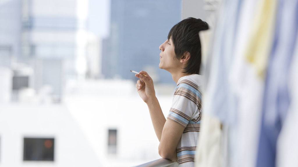 Сосед курит на балконе и дым идет в вашу квартиру: что делать, как бороться по закону