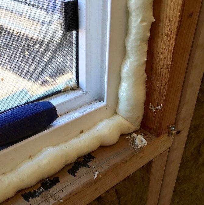 Как утеплить деревянные окна: чем лучше заклеить старые рамы на зиму в квартире или частном доме, работа своими руками в домашних условиях герметиком, ватой