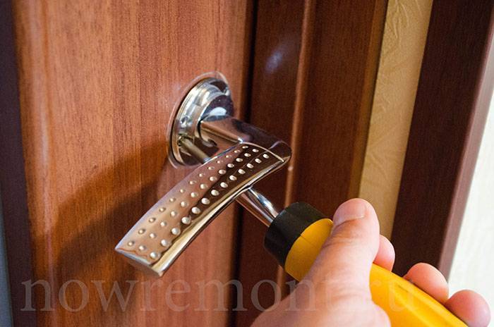 Ремонт ручки межкомнатной двери своими руками: как починить, в том числе если расшаталась и заедает, а также профилактика поломок дверной фурнитуры