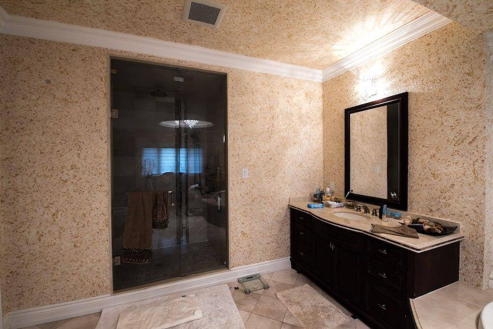 Обои для ванной комнаты 73 фото влагостойкие моющие самоклеющиеся настенные покрытия, какие можно клеить изделия в помещение и отзывы профессионалов