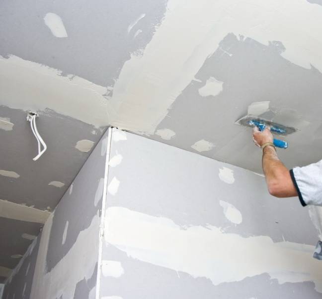 Варианты проведения ремонта потолка в квартире своими руками