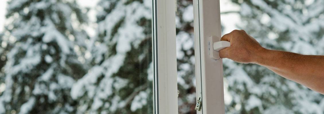 Как выполнить установку пластиковых окон зимой: отличия от летнего монтажа, плюсы и минусы
