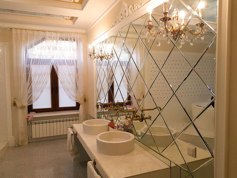 Зеркальная плитка в интерьере ванной комнаты