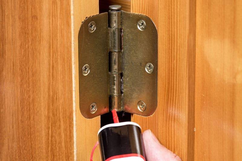 Что делать со скрипом дверей в комнате и чем смазывать петли?