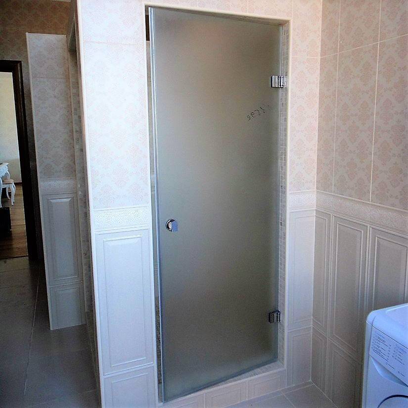 Как установить стеклянную дверь в душ