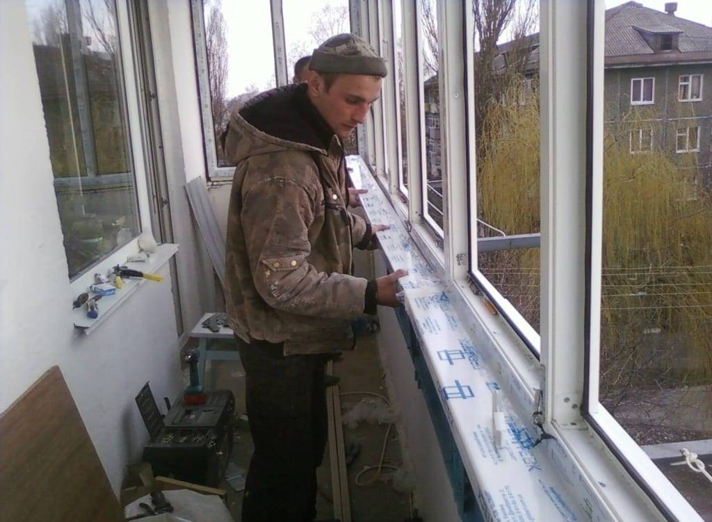 Как утеплить балкон с холодным остекленением без замены остекленения