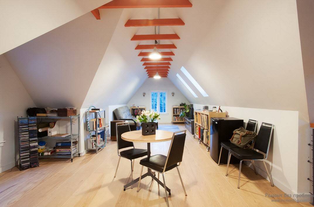 Освещение мансарды с наклонными стенами и скошенным потолком, из чего сделать потолок на мансарде - 24 фото