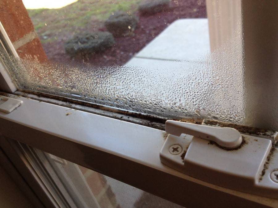 Почему потеют пластиковые окна в частном доме зимой: причины и методы устранения