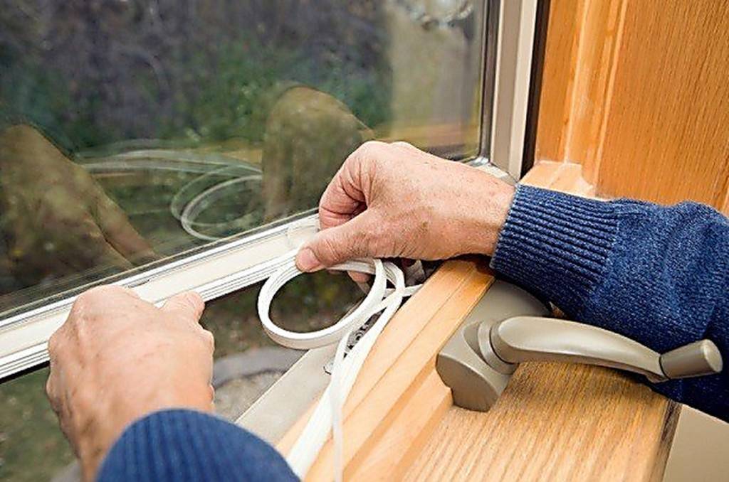 Как утеплить и чем заделать старые деревянные окна на зиму своими руками