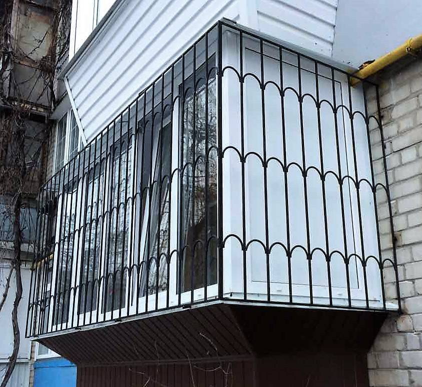 Разновидности решетки на балкон и различные способы ее установки