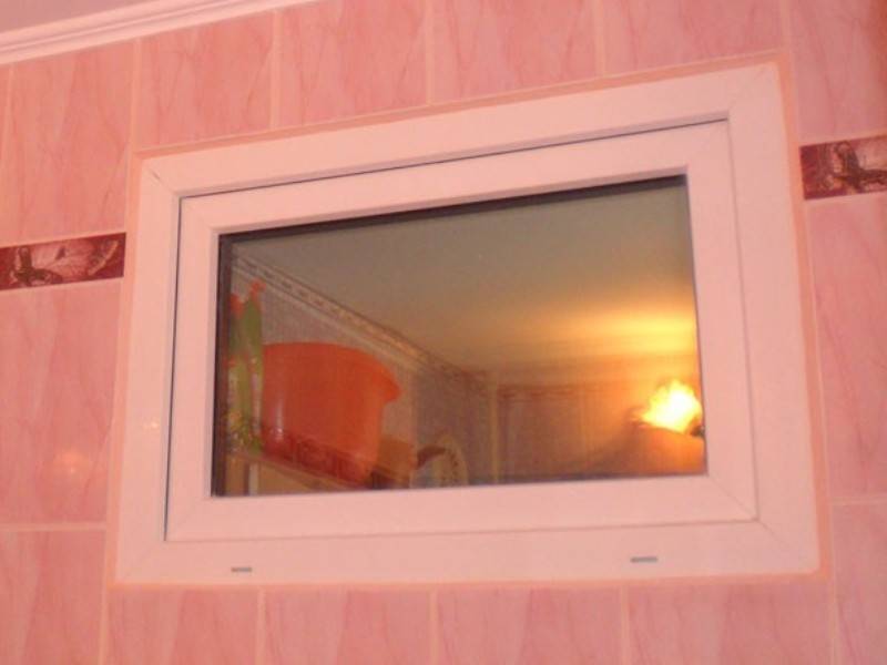 Что можно сделать с окном между ванной комнатой и кухней в хрущёвке
