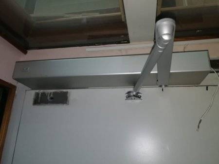 Как правильно установить доводчик на металлическую дверь