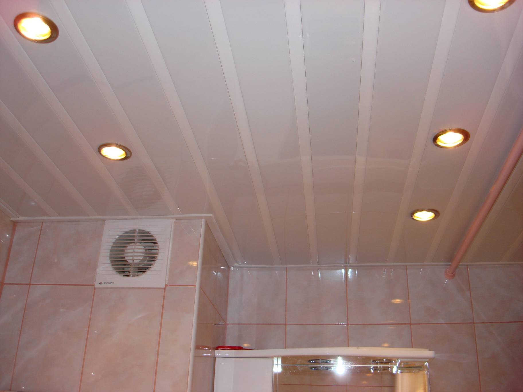 Потолок в ванной комнате: какой выбрать (фото)
