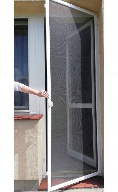 Москитная сетка на дверь балкона: открывающаяся и раздвижная, на пластиковые двери