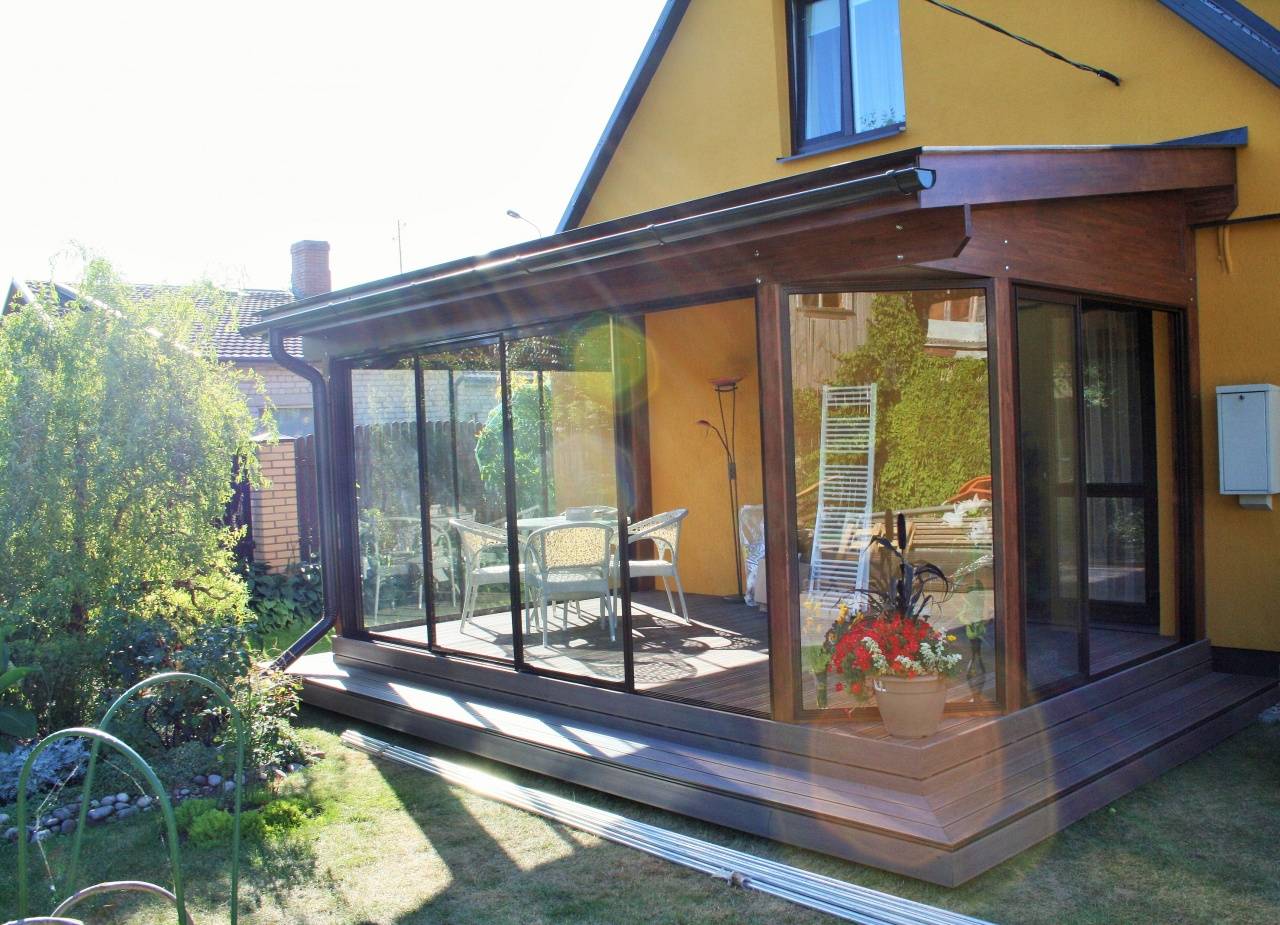 Веранда в частном доме с красивой отделкой, дизайн и проекты интерьера дачной террасы, оформление закрытой летней кухни
