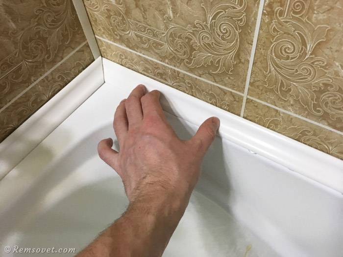 Как выбрать и приклеить плинтус в ванную комнату на пол
