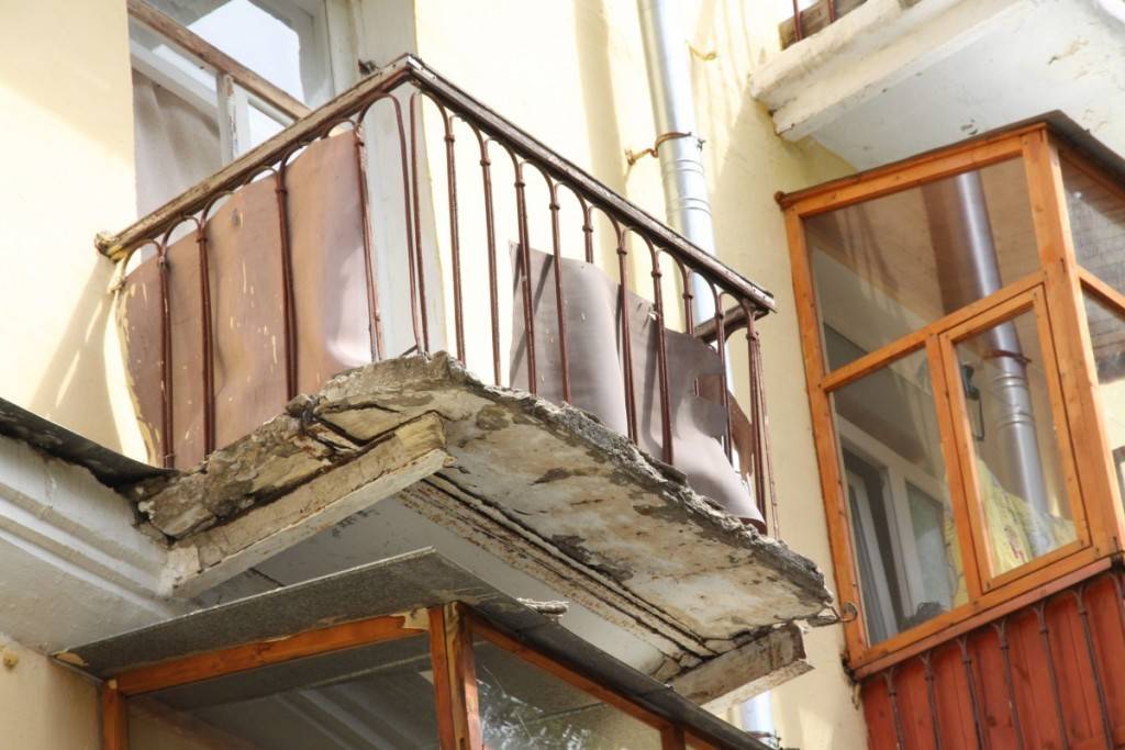 Эксперт разъяснила, кто должен очищать балкон от сосулек и снега