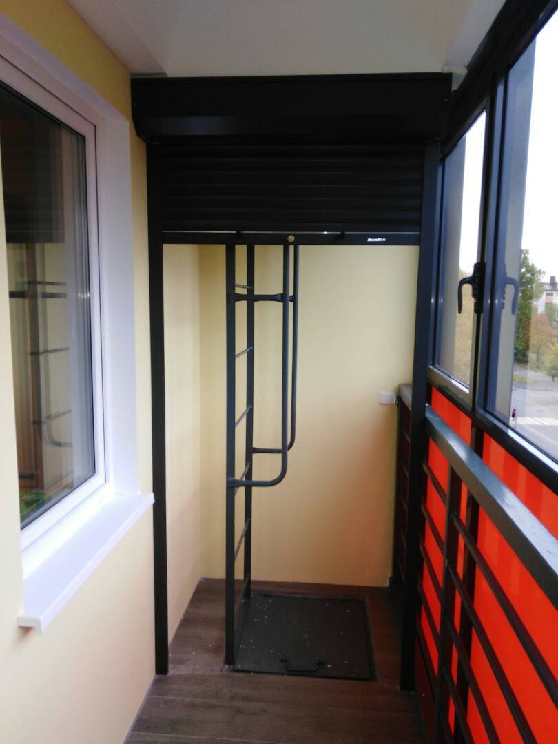 Балкон с пожарной лестницей и люком, дизайн и переоборудование, как вписать лестницу в интерьер балкона - 20 фото