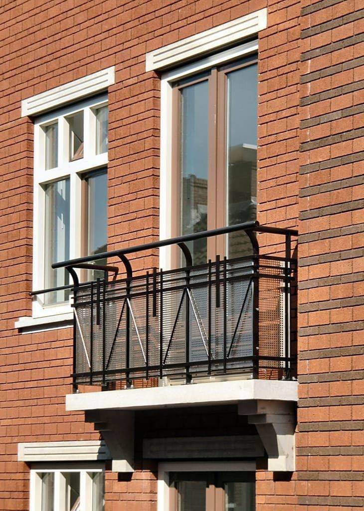 Особенности конструкции французского балкона: преимущества и недостатки