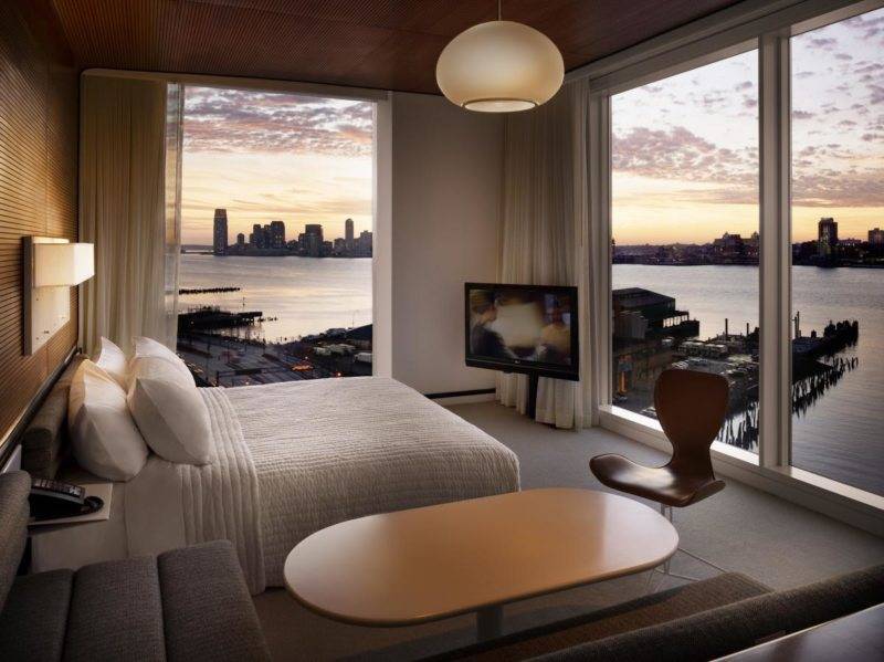Спальня с двумя окнами, дизайн интерьера - фото примеров.