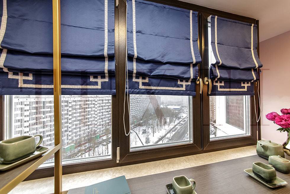Современные модели тюли на балкон: правила выбора и инструкции по размещению