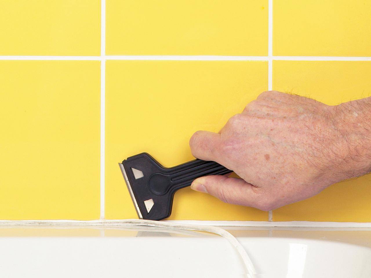 Как и чем удалить старый герметик с поверхности и нанести новый: облагораживаем шов между ванной и стеной