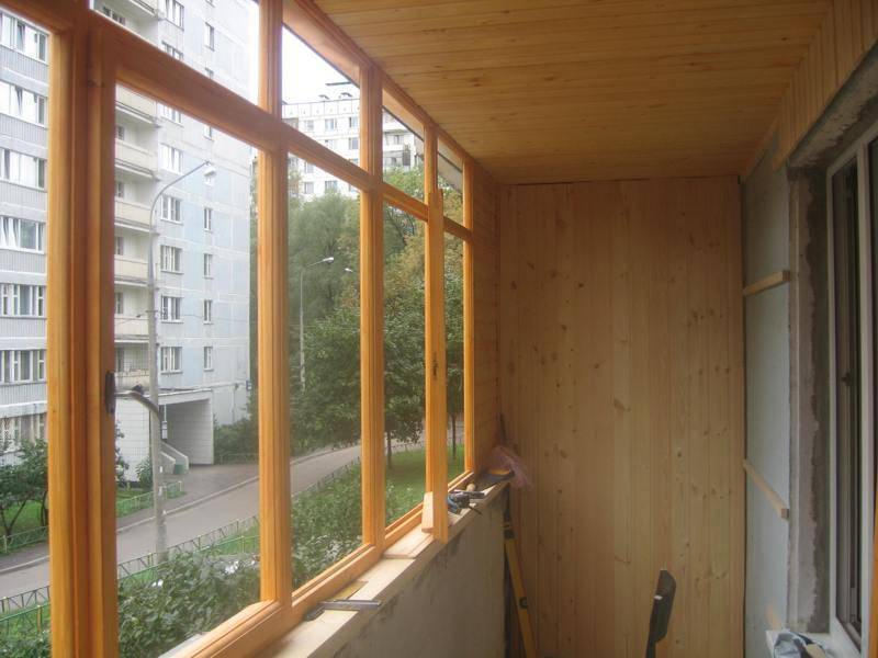 Деревянные рамы на балкон или лоджию: ремонт деревянного балкона