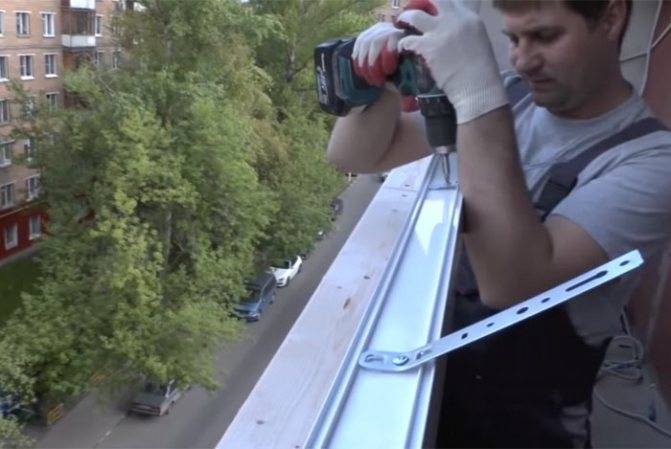Холодное остекление балкона с выносом подоконника алюминиевым профилем
