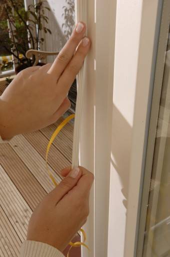 Потеют деревянные окна: почему это происходит, что делать и как устранить конденсат между стеклами и в других местах в квартирах и частных домах?