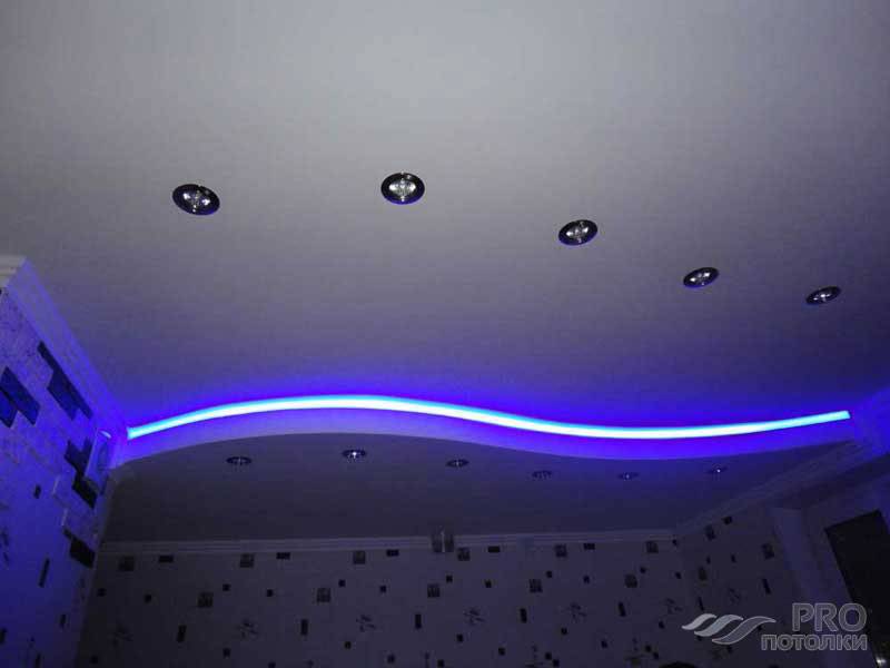 Натяжной потолок светодиоды. Подвесной потолок с подсветкой. Светодиодная подсветка потолка. Натяжные потолки с подсветкой. Натяжной потолок со светодиодной подсветкой.