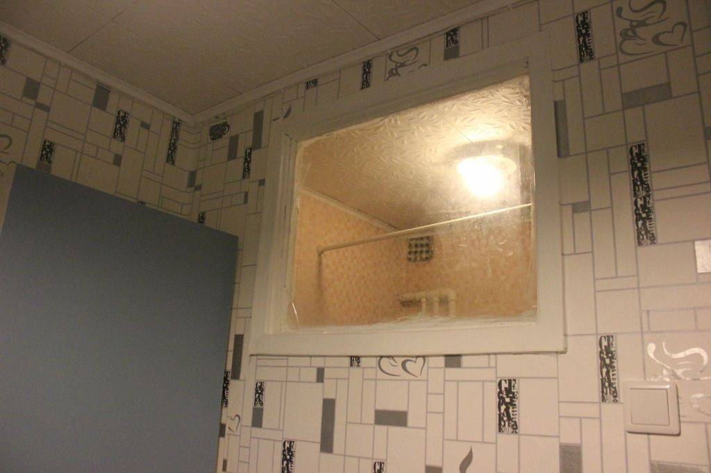 Окно между кухней и ванной