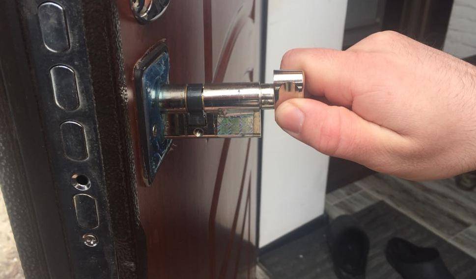 Замена замка на металлической входной двери | строимдом