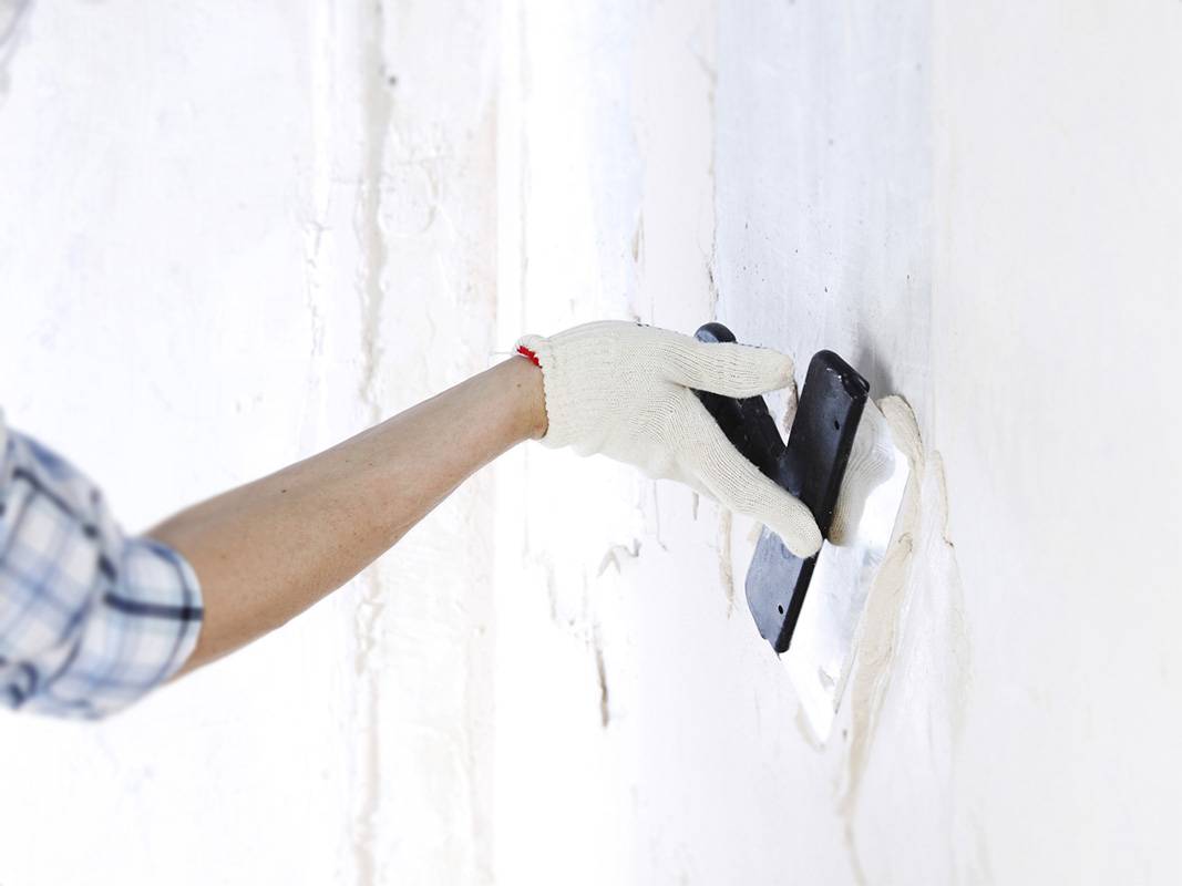 Шпаклевка потолка: как выровнять и отделать неровный при ремонте в ванной и на кухне