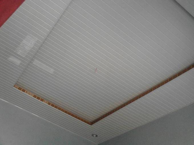 Отделка потолка пластиковыми панелями: фото, преимущества и недостатки, устройство покрытия из пвх панелей