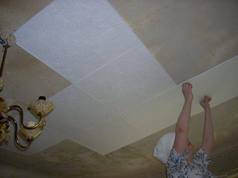 Как правильно клеить потолочную плитку без швов