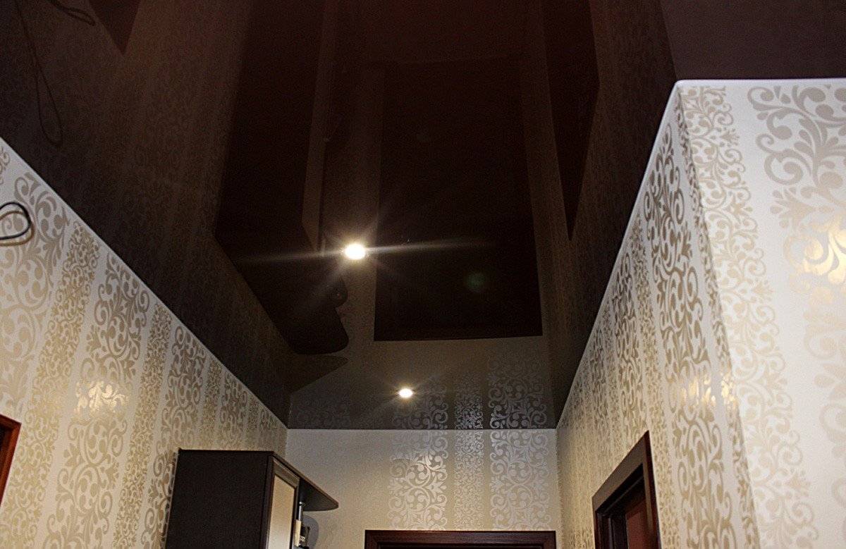 Натяжной потолок: белый с коричневым, с бежевым, темный, фото в интерьере