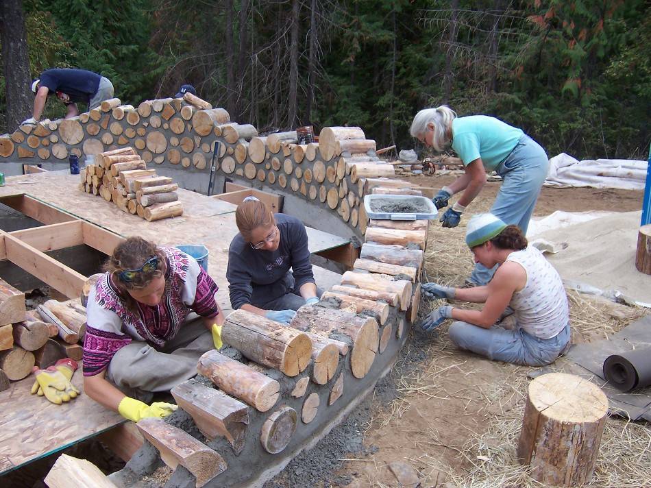Как построить дом из дров и цемента (баня из поленьев, чурбаков и бетона)