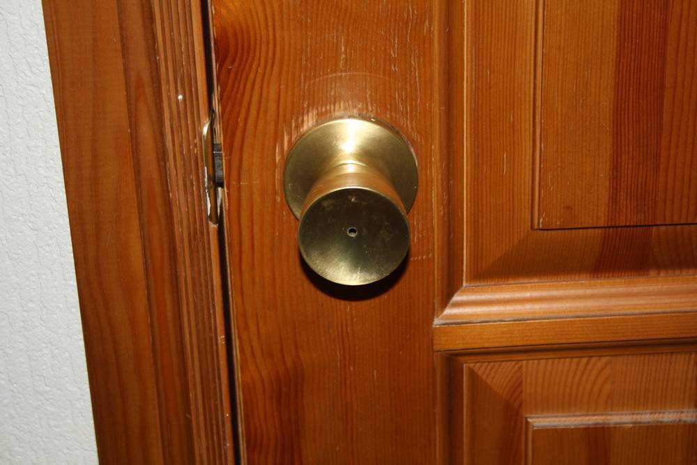 Как открыть захлопнувшуюся дверь в квартиру, межкомнатную дверь