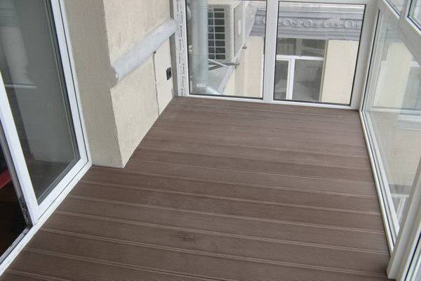 Чем лучше покрыть пол на балконе?