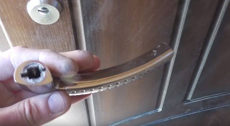 Как правильно открыть ручку межкомнатной двери?