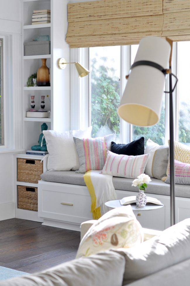 Широкий мягкий подоконник-диван в интерьере: как использовать и украсить, уютный декор на кухне, в спальне
 - 33 фото