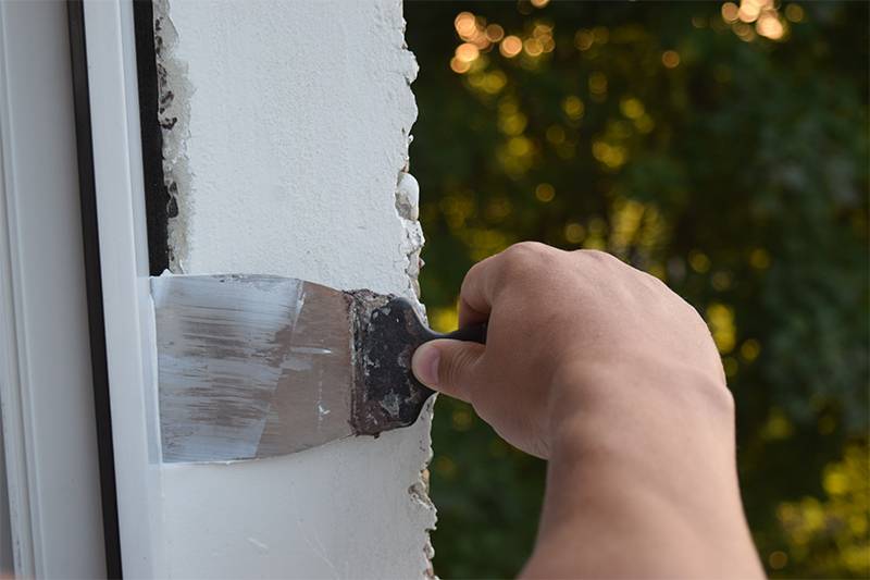Грамотный ремонт: чем заделать трещины в бревнах деревянного дома?
