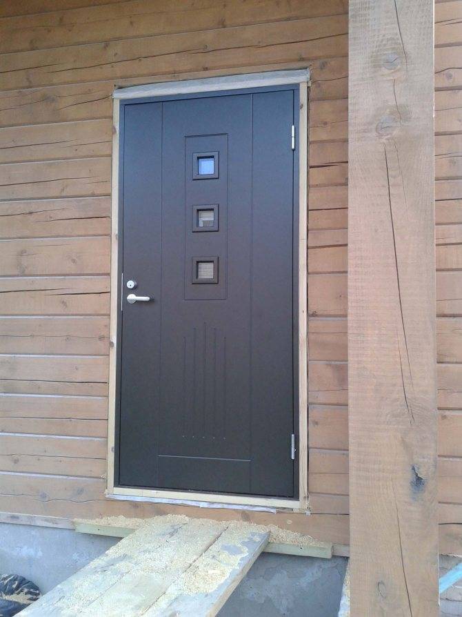 Как установить железную дверь в деревянном доме: видео монтажа