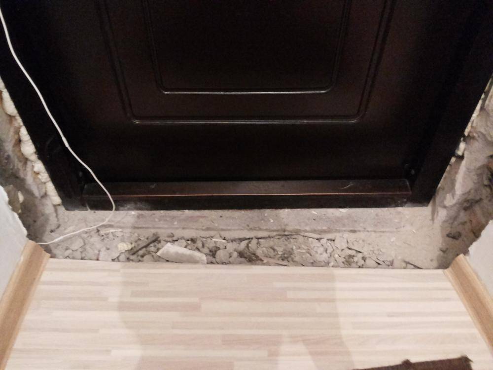 Как сделать порог входной двери квартиры своими руками: как установить, оформить, утеплить, чем залить проем, чтобы зацементировать, как облагородить ламинатом?