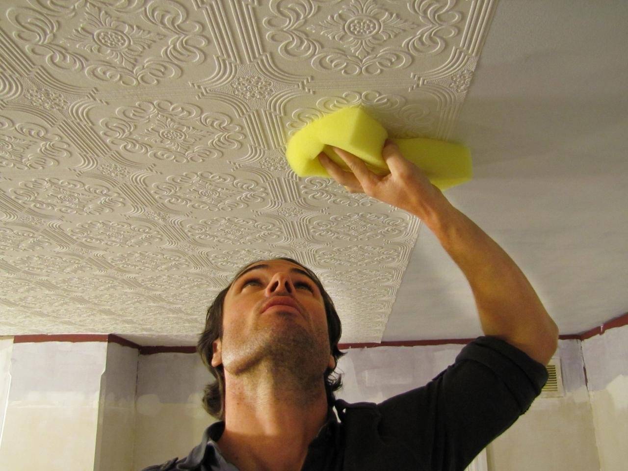 Поклейка плитки на потолок — технология