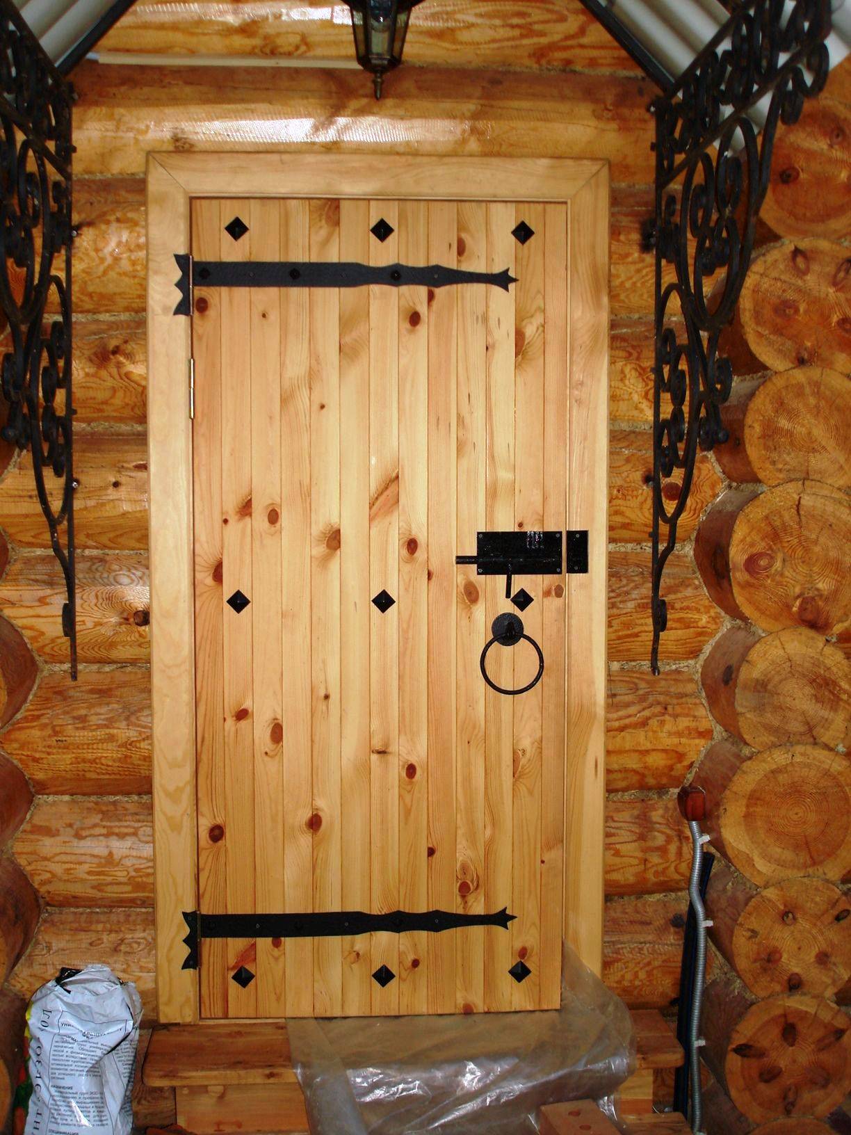 Двери в баню деревянные