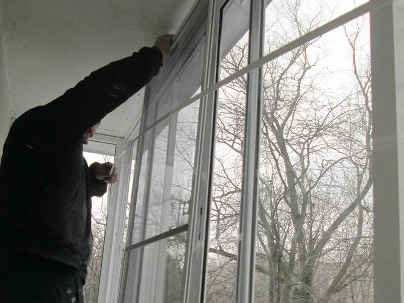 Как мыть раздвижное остекление балкона: порядок снятия рамы